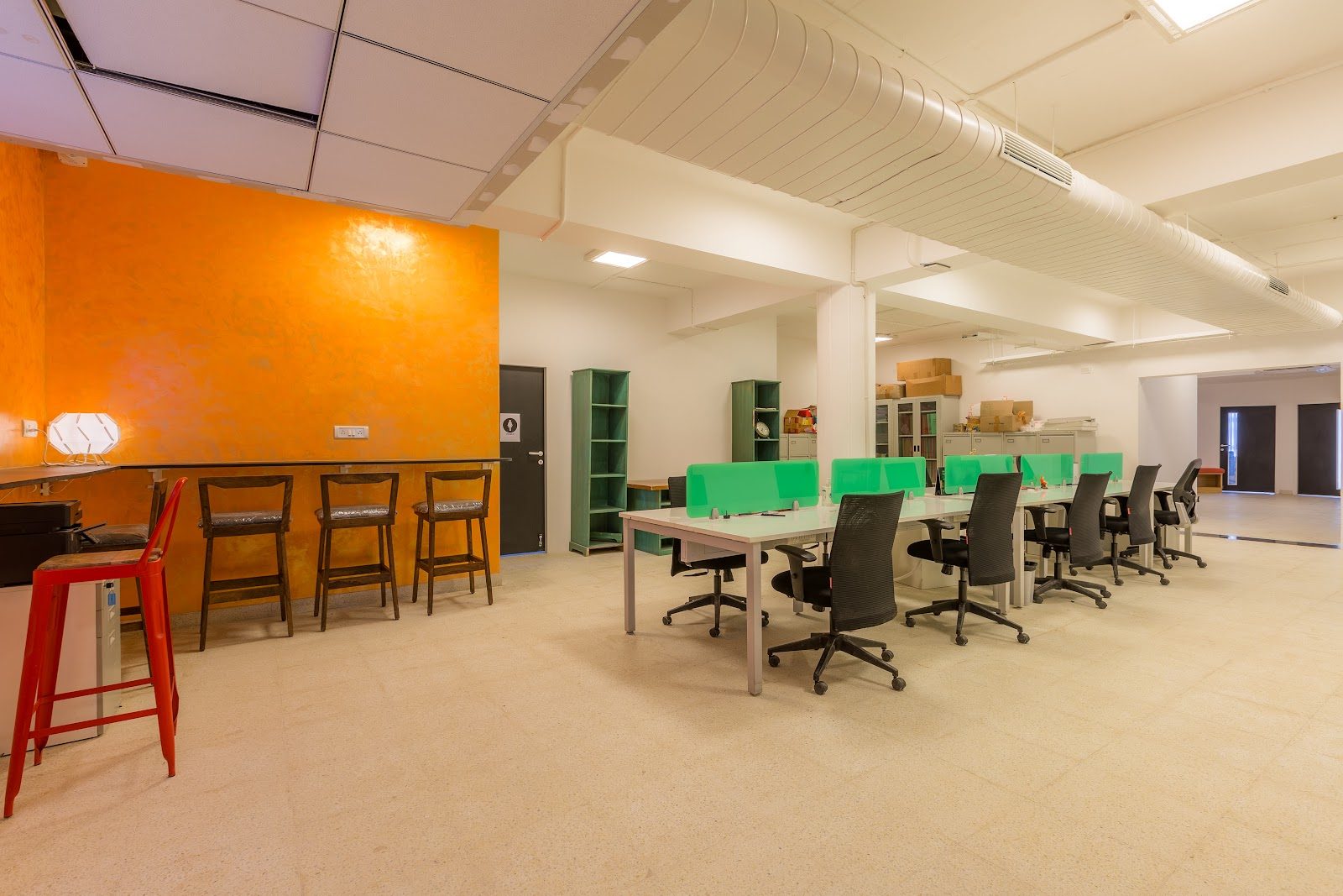 Work floor opening onto a high-table coffee counter